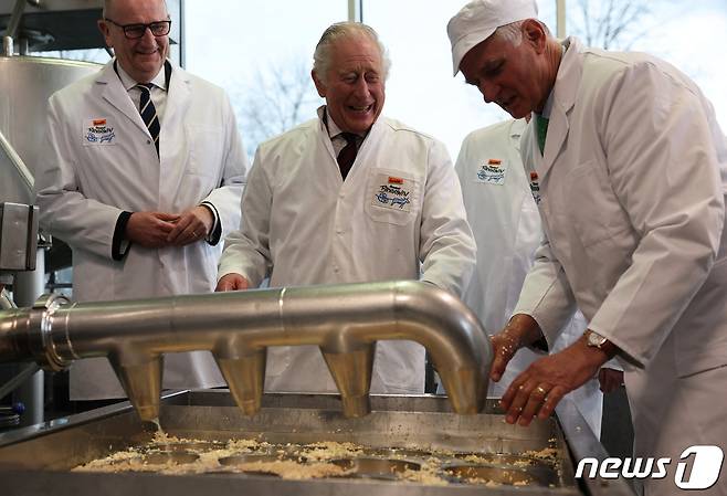 30일(현지시간) 독일 브란덴부르크주의 한 치즈공장을 찾은 찰스3세 영국 국왕이 공장 직원들과 함께 치즈만들기 체험을 하고 있다. 2023.03.30. ⓒ 로이터=뉴스1 ⓒ News1 김성식 기자