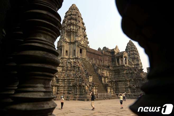 캄보디아를 대표하는 유적 앙코르와트. 앙코르와트는 돌로 만든 사원으로 12세기 초에 건설한 왕실 사원으로 크메르 미술을 대표한다. ⓒ AFP=뉴스1 ⓒ News1 노선웅 기자