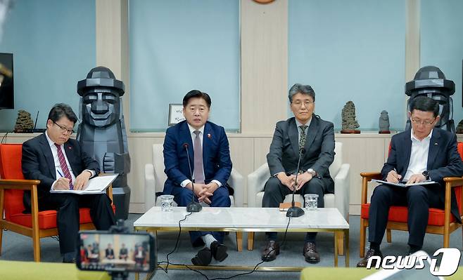 오영훈 지사와 중국 출장에 동행한 고윤주 제주국제관계대사(왼쪽 세 번째)가 이번 중국 방문에 대해 평가를 밝히고 있다.(제주도청 제공)/뉴스1