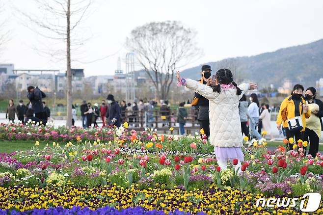 31일 오후 전남 순천시 오천그린광장에서 개막한 2023순천만국제정원박람회 행사장을 찾은 관람객들로 박람회를 관람하고 있다.2023.3.31/뉴스1 ⓒ News1 김동수 기자