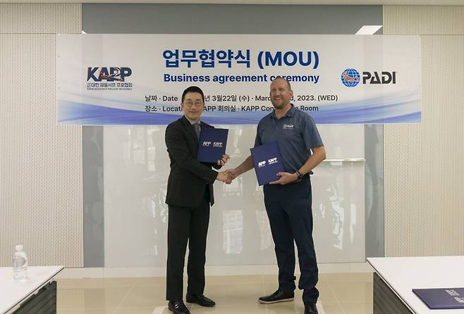 KAPP 박상현 회장(왼쪽)과 PADI 토마스 크네들릭 시니어 디렉터. 제공 | KAPP