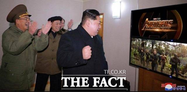 북한이 우크라이나전쟁에 월 최대 1만5000명의 군인을 파견할 것이라는 미국 측 주장이 나왔다. 사진은 김정은이 영화를 보고 환호하는 모습. /조선중앙통신