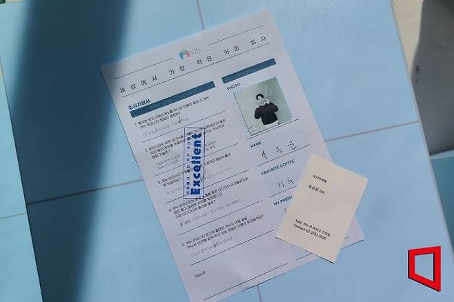 기자가 직접 만든 '카누하우스' 입사지원서와 명함. 팝업스토어 2층에선 입사지원 체험과 명함 만들기 체험, 네컷 사진 촬영이 가능하다.[사진=송승윤 기자]