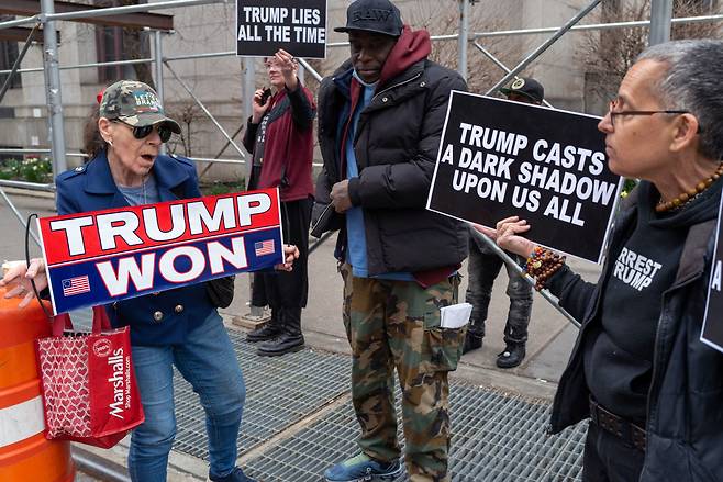 3월 27일 트럼프 전 대통령의 기소여부 결정을 앞두고 미국 뉴욕 카운티 형사법정앞에서 트럼프 지지자와 반 트럼프 시위자가 피켓시위를 하고 있다./게티이미지/AFP 연합뉴스
