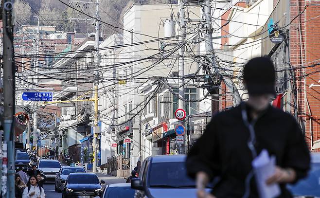 당정이 31일 2분기(4~6월) 전기·가스요금 인상 결정을 보류했다. 사진은 30일 서울 시내 주택밀집 지역에 전선들의 모습. /뉴스1