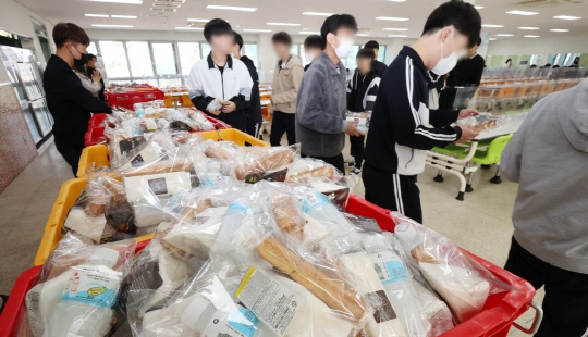 31일 세종시의 한 고등학교에서 학생들이 빵과 음료를 배식 받고 있다. 사진=연합뉴스