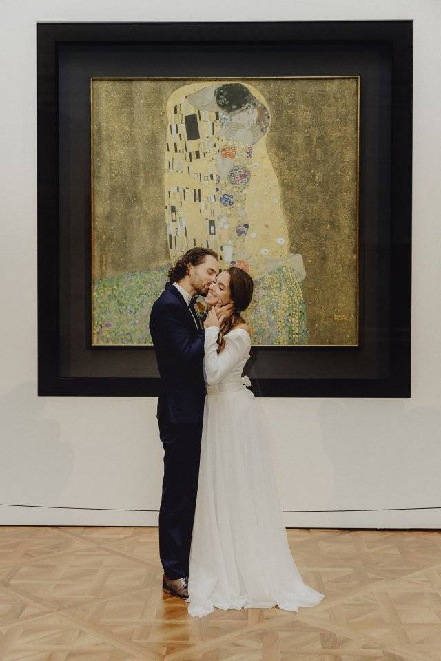 올해 2월 발렌타인데이에 벨베데레 미술관의 ‘키스’ 그림 앞에서 키스하는 연인.  @Ivory Rose Photography