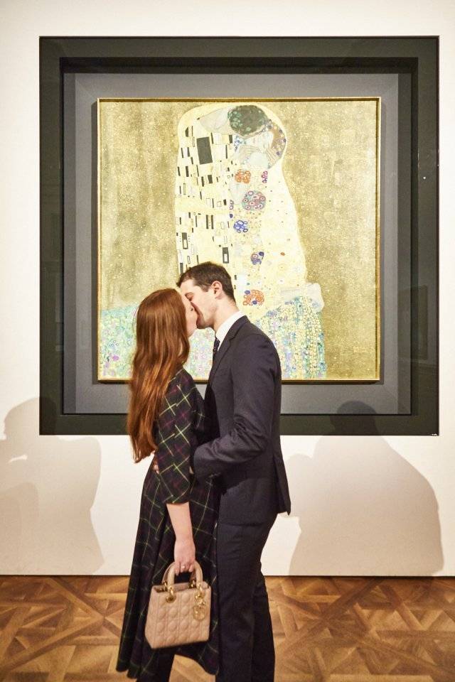 올해 2월 발렌타인데이에 벨베데레 미술관의 ‘키스’ 그림 앞에서 키스하는 연인.  @Sandro Zanzinger/Belvedere, Wien