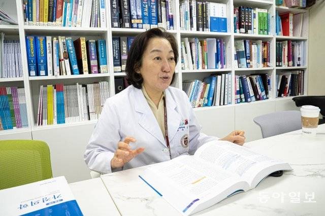 김선미 고려대 구로병원 가정의학과 교수는 만성피로 환자의 70%가 다른 질환을 갖고 있다며 동반 증세를 면밀히 살필 것을 당부했다. 만성 피로에서 탈출하려면 평소에 생활 습관을 개선하려는 노력이 필요하다고 그는 강조했다. 고려대 구로병원 제공
