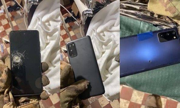 총알을 막아낸 갤럭시 폰. 후면에 작은 구멍이 났지만 총알이 휴대전화를 뚫지는 못했다. 출처=틱톡, 뉴스1