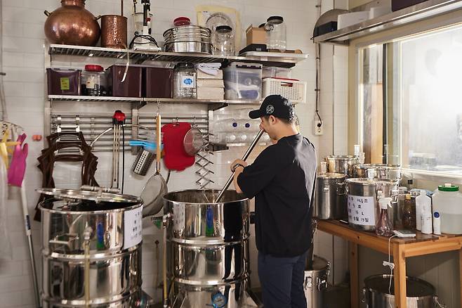 ‘구름아 양조장’에서 막걸리를 젓고 있는 소지섭 양조사. 윤동길 스튜디어 어댑터 실장