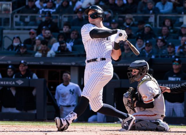 뉴욕 양키스의 애런 저지가 31일 미국 뉴욕주 브롱크스 양키스타디움에서 열린 2023 MLB 샌프란시스코와 개막전 첫 타석에서 홈런을 치고 있다. 뉴욕=EPA 연합뉴스