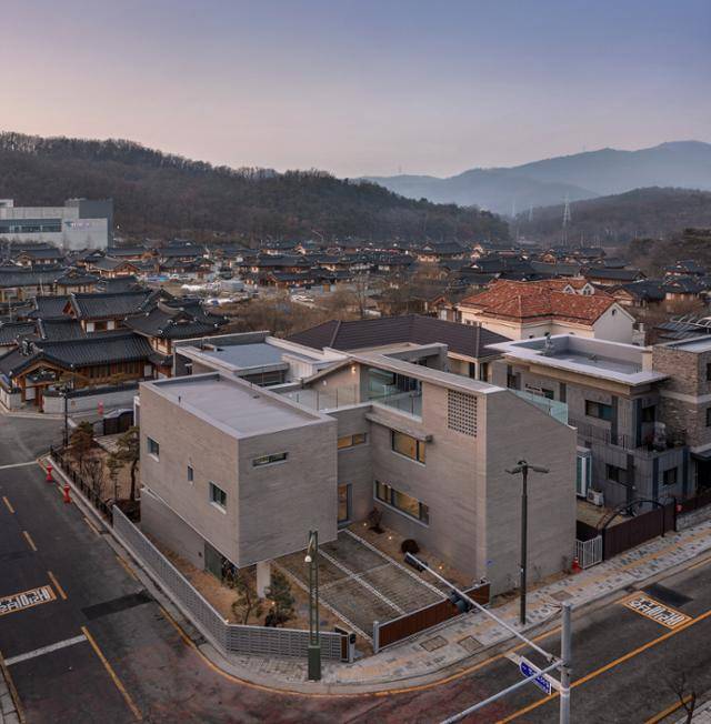 은평 한옥마을 옆에 자리한 덕분에 주변 산세와 더불어 고즈넉한 스카이라인을 즐길 수 있다. 윤준한 건축사진작가 제공