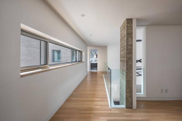 2층 복도에 와이드 창을 통해 이동하면서 사철 북한산 풍경을 볼 수 있도록 했다. 윤준한 건축사진작가 제공