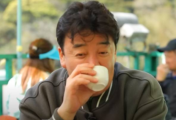 요리연구가 겸 사업가 백종원이 자신의 유튜브 채널 '배고파 홍콩'에서 기름진 음식을 소화하는 좋은 방법이 차 마시기라고 밝혔다./사진=백종원 유튜브 채널 ‘배고파 홍콩’ 캡처