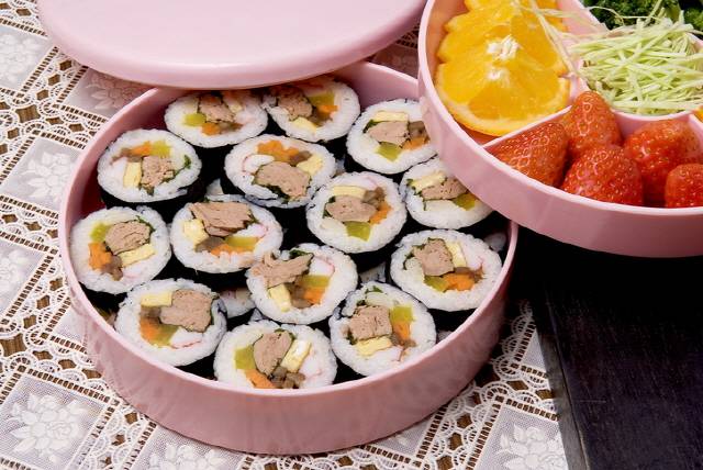 피크닉에 가져간 김밥은 2시간 이내로 먹는 게 식중독 예방에 좋다./사진=클립아트코리아