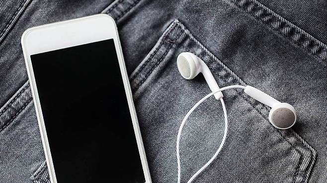 이어폰은 좌우를 구분해서 착용하는 것이 좋습니다. 출처=엔바토엘리먼츠