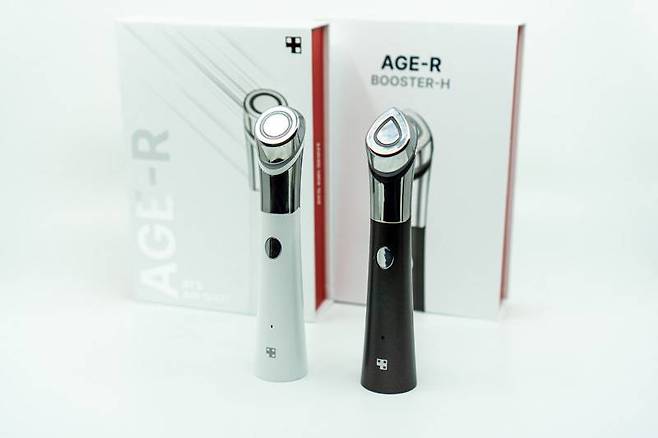 메디큐브 에이지알 ATS 에어샷(왼쪽)과 부스터힐러(오른쪽)