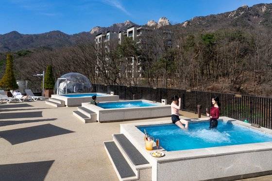 북한산 자락의 럭셔리 리조트 ‘파라스파라’. 북한산 인수봉을 내다보며 노천욕을 즐길 수 있다. [중앙포토]