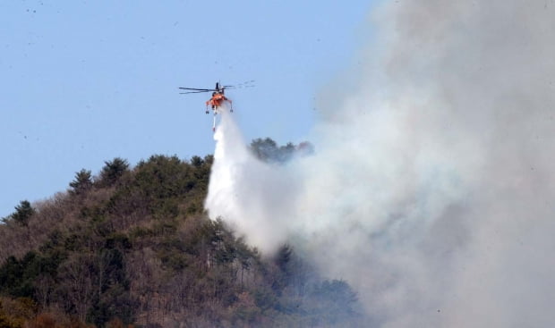 30일 강원 화천군 화천읍 중리에서 산불이 난 가운데 헬기가 진화작업을 벌이고 있다. /사진=화천군