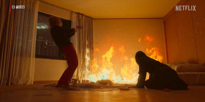 딸의 트라우마를 자극하고 집에 불을 지르는 폭력을 저지르는 엄마가 등장하는 <더 글로리>의 한 장면. 넷플릭스 제공