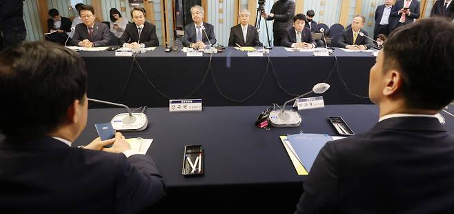 금융위·금감원장과 마주한 금융지주 수장들 한국프레스센터에서 31일 열린 금융당국·금융지주회장 간담회에서 김광수 은행연합회장, 진옥동 신한금융지주 회장, 임종룡 우리금융지주 회장, 이석준 농협금융지주 회장, 함영주 하나금융지주 회장, 양종희 KB금융지주 부회장(뒷줄 왼쪽부터) 등 지주사 회장단이 김주현 금융위원장(앞줄 왼쪽), 이복현 금감원장과 마주 보고 앉아 있다. 연합뉴스