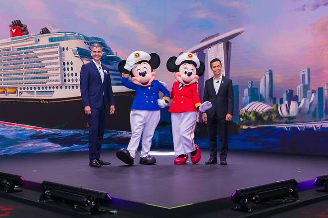 사진 왼쪽부터 조쉬 다마로 디즈니 파크 회장과 키이스 탄 싱가포르 관광청장 / 사진 = 싱가포르 관광청