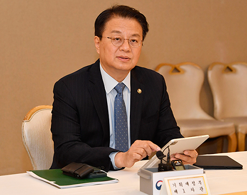 Bang Ki-sun, the first vice minister of the Ministry of Economy and Finance, at an emergency meeting with economy-related vice ministers on Mar. 31. [Photo provided by Ministry of Economy and Finance]