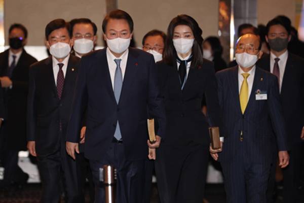 President Yoon Suk-yeol and first lady, middle [Photo by Yonhap]