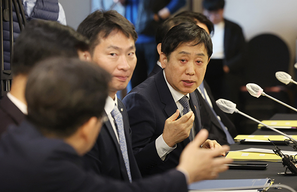 Financial Services Commission Chairman Kim Joo-hyun, right, and Financial Supervisory Service Governor Lee Bok-hyun on Mar. 31. [Photo by Yonhap]