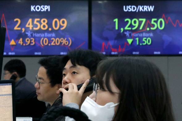 코스피가 전 거래일보다 6.78포인트(0.28%) 오른 2459.94로 장을 시작한 31일 서울 중구 하나은행 딜링룸에서 딜러들이 업무를 보고 있다./사진=뉴시스