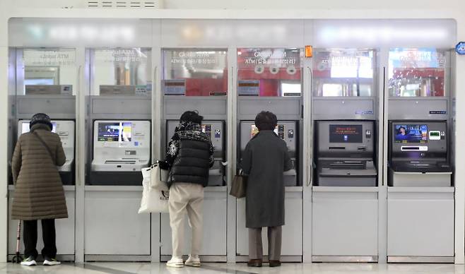 서울 시내 한 건물에 설치된 은행의 현금인출기(ATM)에서 시민들이 입출금을 하는 모습./사진=뉴스1