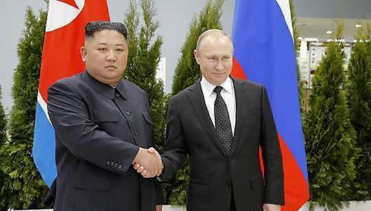 푸틴 대통령(오른쪽)과 김정은 북한 국무위원장. AP·연합뉴스
