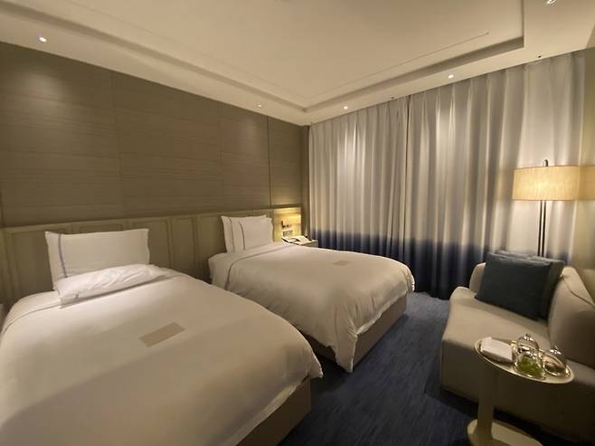 [부산=뉴시스] 시그니엘 부산 프리미어 트윈 미포 하버뷰 객실 내부 전경. (사진=동효정 기자) 2023.03.30. vivid@newsis.com  *재판매 및 DB 금지