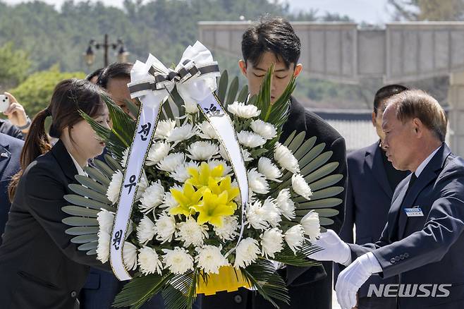 [광주=뉴시스] 김혜인 기자 = 고(故)  전두환씨의 손자인 전우원씨가 31일 오전 광주 북구 국립5 ·18민주묘지를 방문해 오월영령에 근조화환을 바치고 있다. 2023.03.31. hyein0342@newsis.com