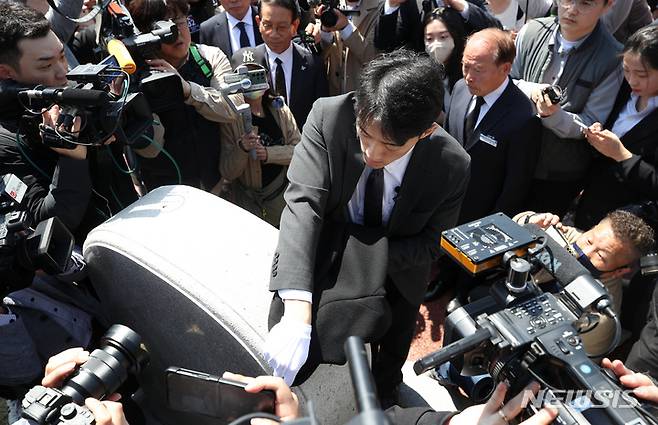 [광주=뉴시스] 김혜인 기자 = 고(故)  전두환씨의 손자인 전우원씨가 31일 오전 광주 북구 국립5 ·18민주묘지 내 행방불명자 묘역을 찾아 자신의 옷으로 묘비를 닦으며 넋을 위로하고 있다. 2023.03.31. hyein0342@newsis.com