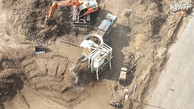 이동식 파쇄기를 통해 나무가 뿌옇게 분쇄돼 나오고 있다. (촬영 3월 22일)