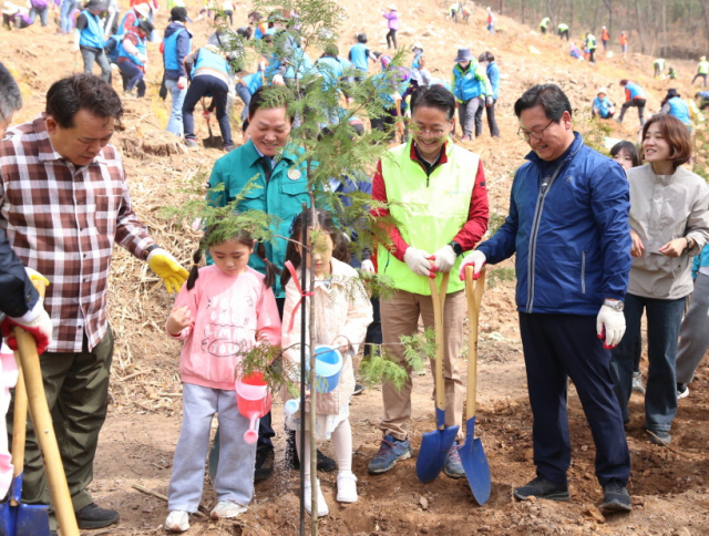 ▲‘희망나무 심기 캠페인’ 참여자들이 심은 나무에 어린이들이 물을 주고 있다. ⓒ경남농협