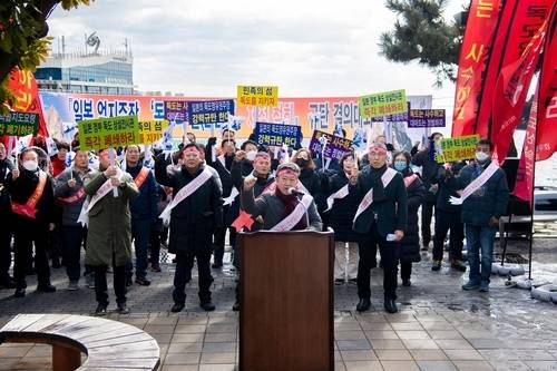 남한권(맨앞) 경북 울릉군수는  22일 일본 ‘다케시마의 날’의 즉각 철회를 요구하는 성명서를 발표하고 일본의 독도 침탈 야욕을 규탄했다. - 울릉군 제공
