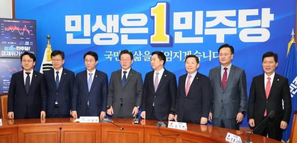 기념촬영하는 여야 지도부 - 국민의힘 김기현 대표가 15일 오전 국회 민주당 대표회의실을 찾아 더불어민주당 이재명 대표와 면담 전 기념촬영을 하고 있다. 왼쪽부터 더불어민주당 천준호 비서실장, 안호영 수석대변인, 조정식 사무총장, 이 대표, 국민의힘 김 대표, 이철규 사무총장, 유상범 수석대변인, 구자근 비서실장. 2023.3.15 연합뉴스