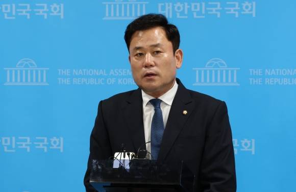 송갑석 - 더불어민주당 송갑석 의원이 13일 오후 국회 소통관에서 최고위원 출마 선언 기자회견을 마친 뒤 취재진의 질문에 답변하고 있다.