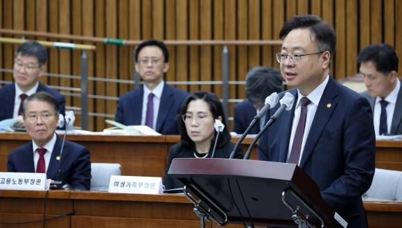 조규홍 보건복지부 장관이 31일 국회에서 열린 인구위기특별위원회 전체회의에서 업무보고를 하고 있다. 연합뉴스