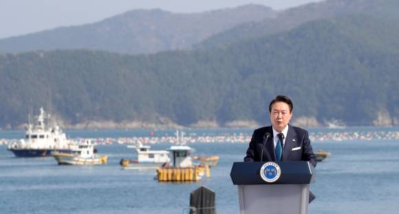 윤석열 대통령, 수산인의 날 기념사 - [통영=뉴시스] 홍효식 기자 = 윤석열 대통령이 31일 경남 통영 영운항에서 열린 제12회 수산인의날 기념식에서 기념사를 하고 있다. 2023.03.31. yesphoto@newsis.com  <저작권자ⓒ 공감언론 뉴시스통신사. 무단전재-재배포 금지.>
