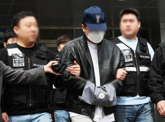 남경필 전 경기도지사의 장남 남모 씨가 지난 25일 오후 구속 전 피의자 심문에 출석하기 위해 경기도 용인동부경찰서에서 나오고 있다.  연합뉴스