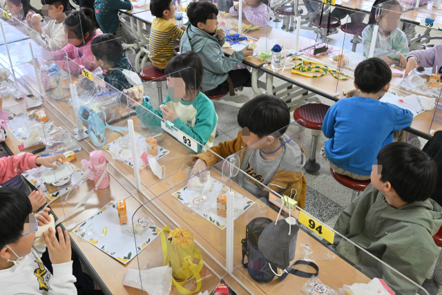 전국학교비정규직연대회가 총파업에 돌입한 31일 서울시내 한 초등학교에서 학생들이 샌드위치와 음료 등 대체급식으로 점심식사를 하고 있다. 사진공동취재단