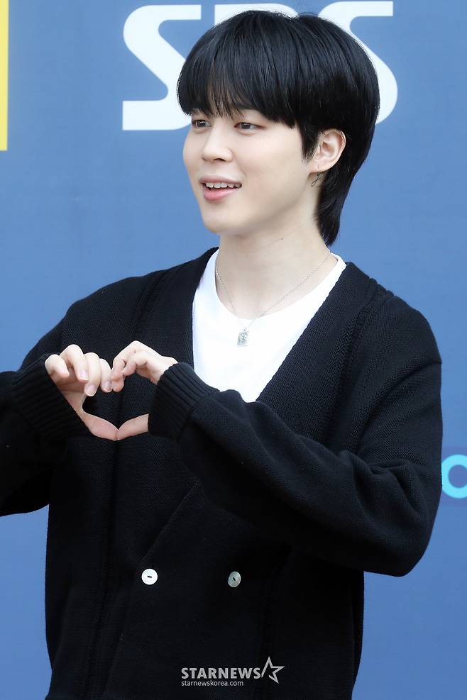BTS 지민 '아미 여러분 하트 담아가세요!'[★포토]