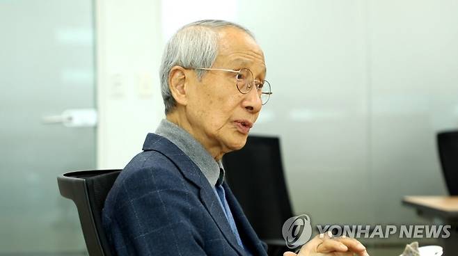 연합뉴스와 인터뷰 중인 윤여준 [촬영 이건희]