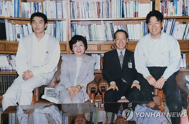 공보수석 시절의 윤여준과 아내, 아들들 [본인 제공]