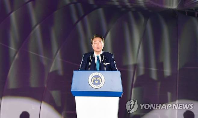순천만정원박람회 개막식 축사하는 윤석열 대통령 (순천=연합뉴스) 윤석열 대통령이 31일 오후 전남 순천시 순천만국가정원에서 열린 '2023 순천만국제정원박람회 개막식'에서 축사를 하고 있다. 2023.3.31 [광주전남사진기자단] hs@yna.co.kr