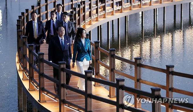 순천만국제정원박람회 방문한 윤석열 대통령 내외 (순천=연합뉴스) 안정원 기자 = 윤석열 대통령과 김건희 여사가 31일 전라남도 순천시 순천만국가정원에서 열린 '2023 순천만국제정원박람회 개막식'에 입장하고 있다. 2023.3.31 [대통령실통신사진기자단. 재판매 및 DB금지] jeong@yna.co.kr
